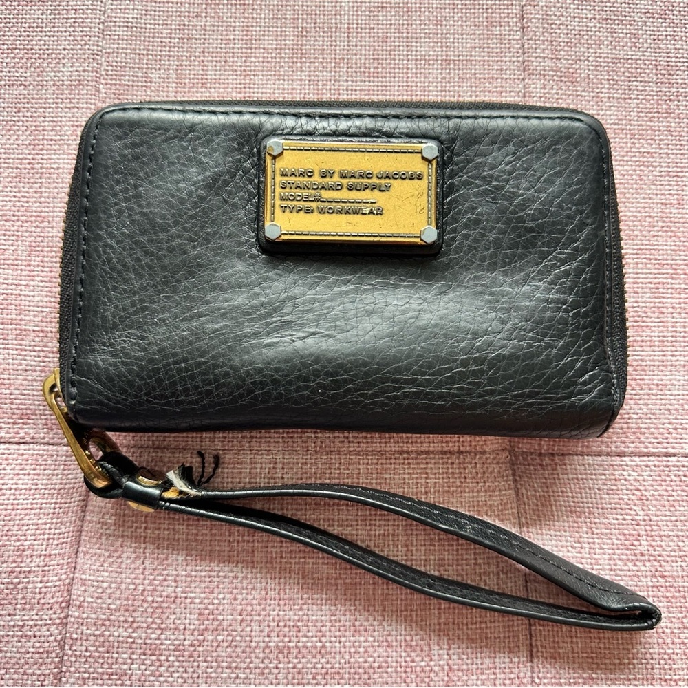 Marc Jacobs Black Leather Classic Q Wingman Wristlet Wallet